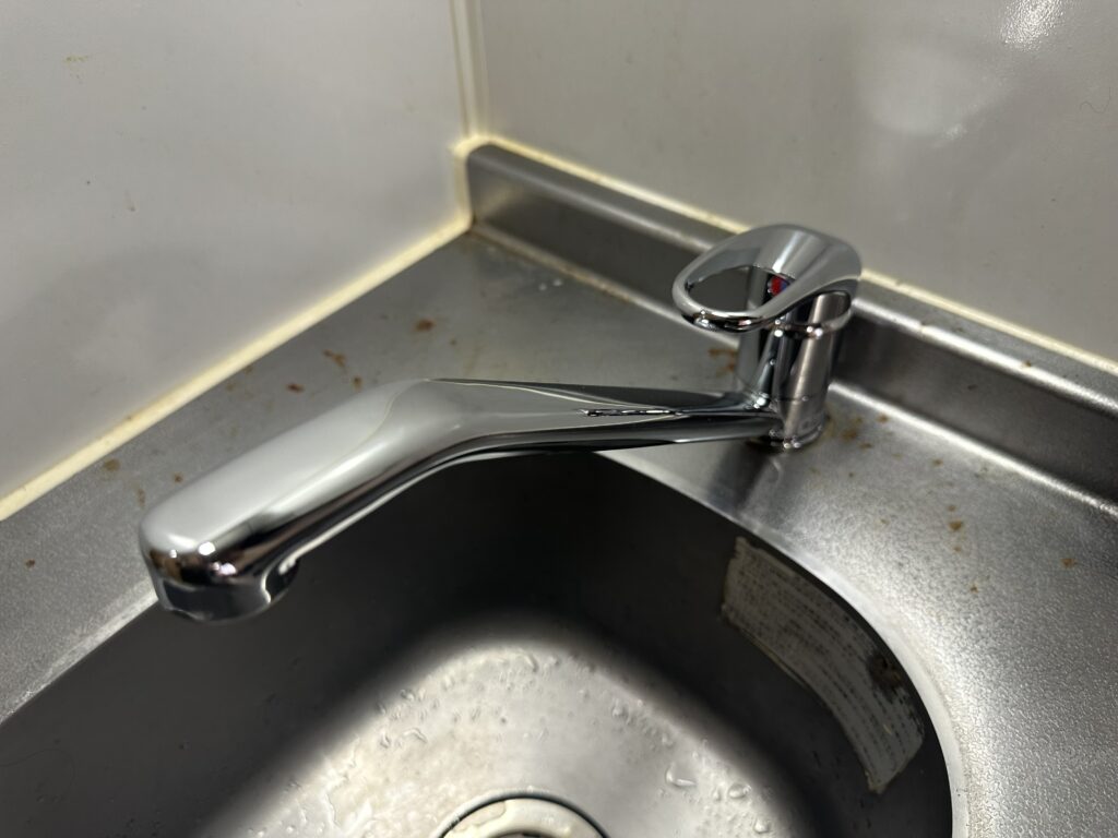 キッチンシンクの蛇口交換後の状態