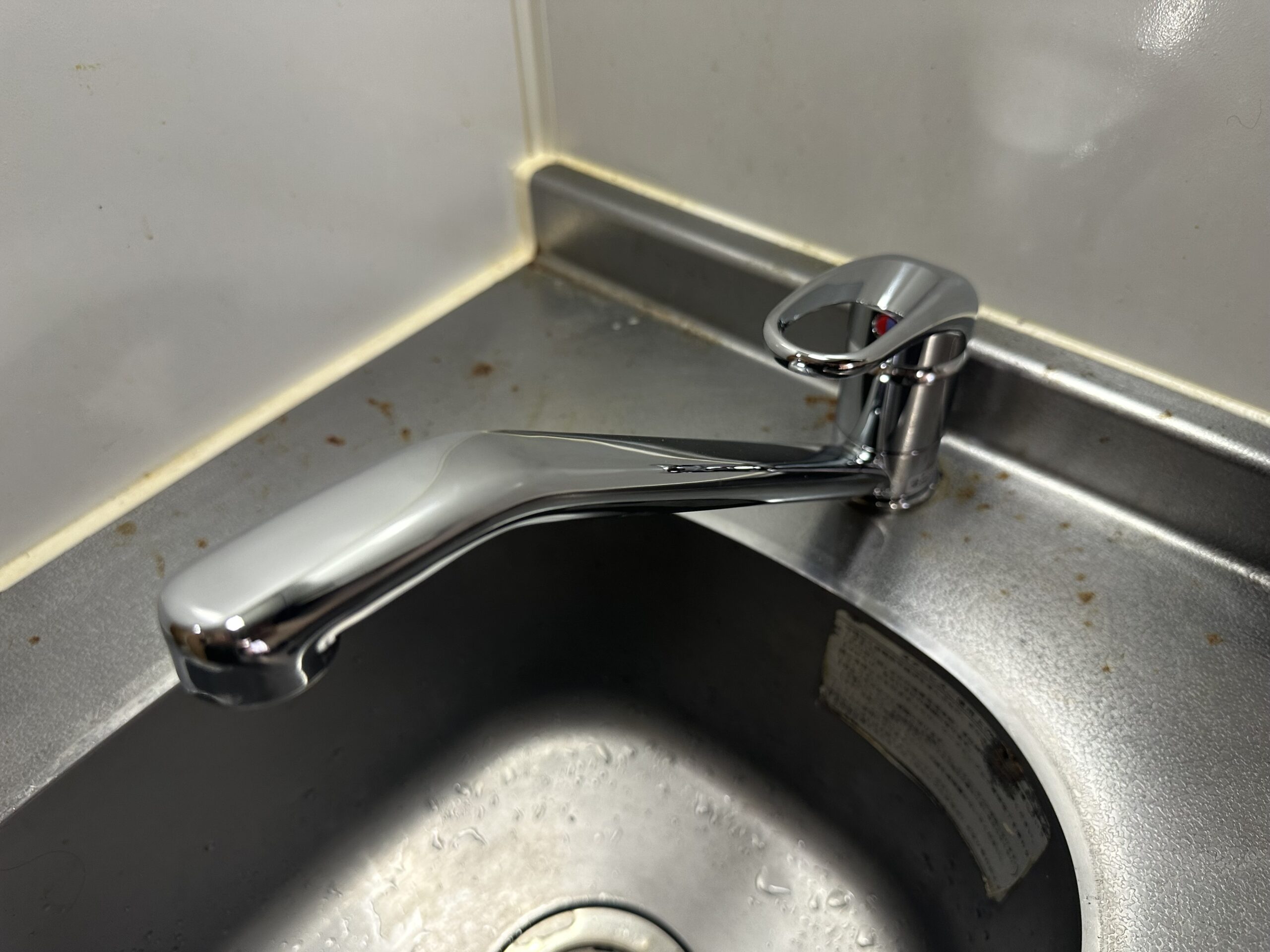 キッチンシンクの蛇口交換後の状態
