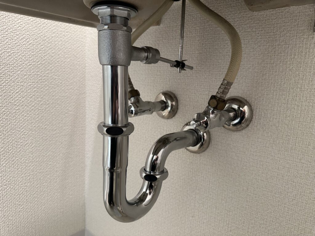 洗面台下の排水管交換後の状態